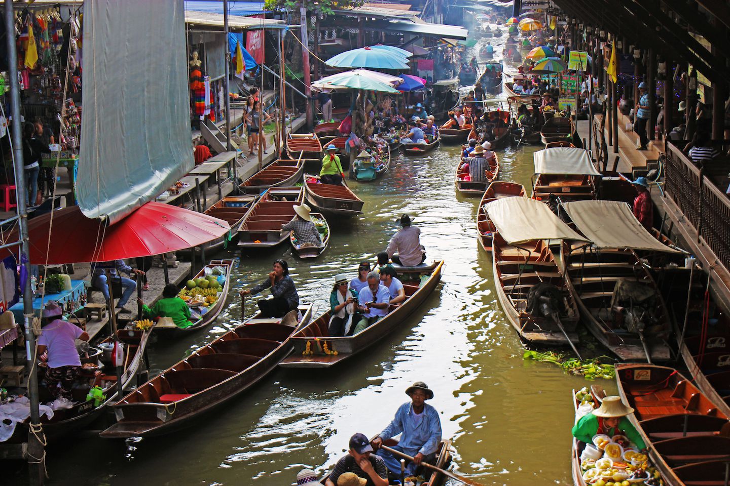 Вода в бангкоке. Плавучий рынок в Бангкоке. Плавучий рынок в Паттайе. Плавучий рынок Дамноен Садуак. Столица Тайланда Бангкок река.